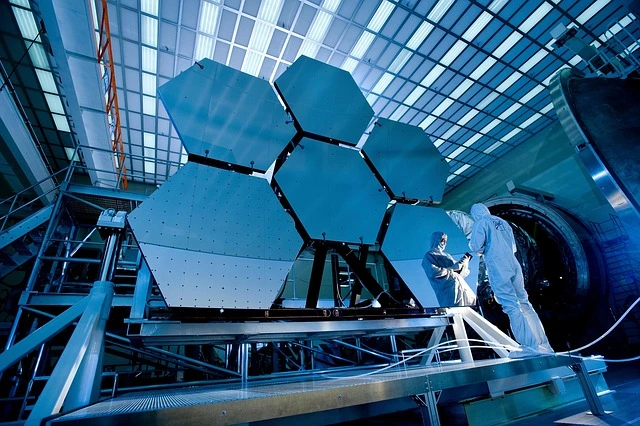 Universo e galassie lontane osservate attraverso un telescopio astronomico